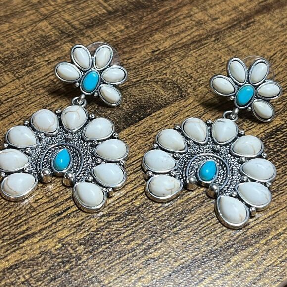 Vintage Style Bohemian Turquoise Western Earrings - Picture 4 of 9